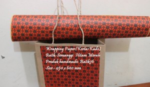 Semanggi merah hitam-kertas kado batik-wrapping paper-bungkus kado 4