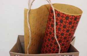 Semanggi merah hitam-kertas kado batik-wrapping paper-bungkus kado 8