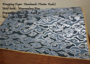 jual kertas kado-wrapping paper handmade-motif batik megamendung biru 1