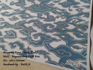 megamendung putih biru-kertas kado-wrapping paper 6